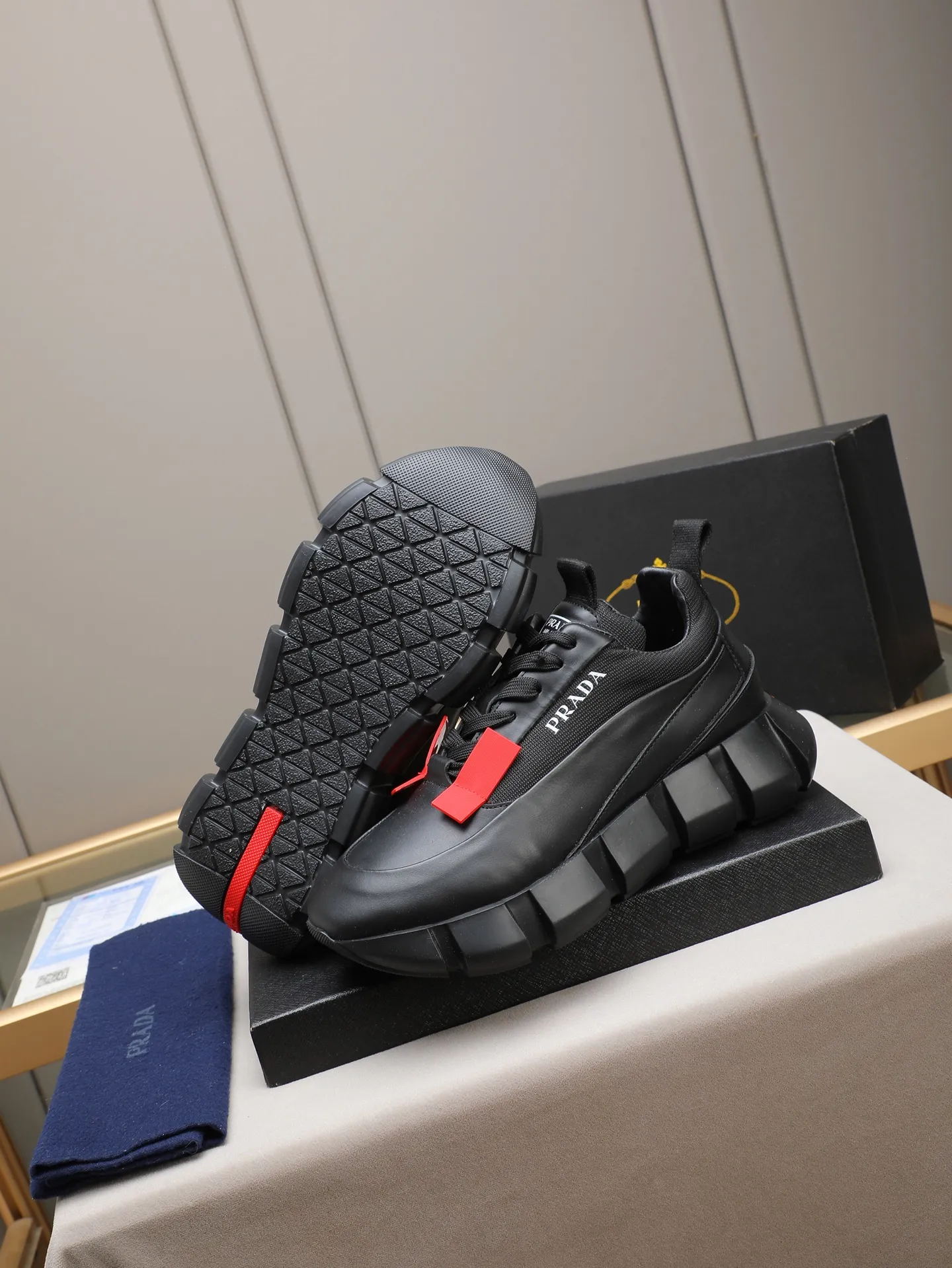 PP500 PRADA/Prada men's lace-up casual sports shoes, the upper is made of imported first-layer calfskin, soft, comfortable and breathable ➕ washed sheepskin lining! The tongue is decorated with the PRADA brand letter logo. The rubber thick sole echoes the red label tongue. The style is fashionable and elegant. The details are carefully crafted. A casual sports shoe with a super western style and excellent breathability!  Size: 38-44 (45 46 customized)